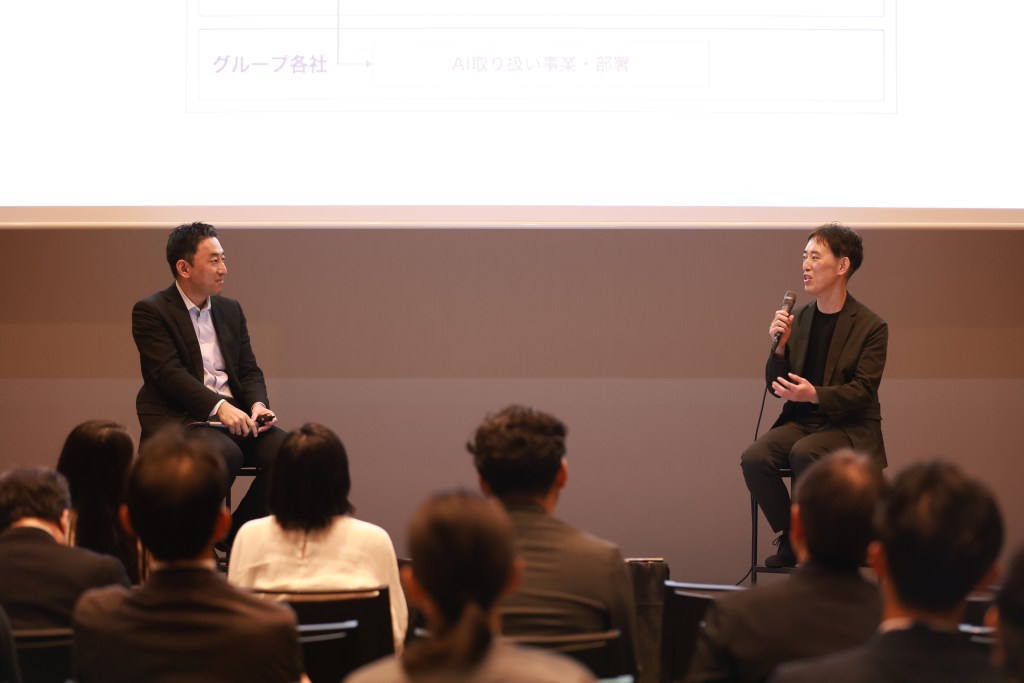 (左から)日本アイ・ビー・エム株式会社 テクノロジー事業本部 データ・プラットフォーム事業部 製品統括営業部長・小山政宣氏、パーソルホールディングス株式会社 グループテクノロジー AIガバナンス部 AIガバナンス室 室長・岩崎一路氏