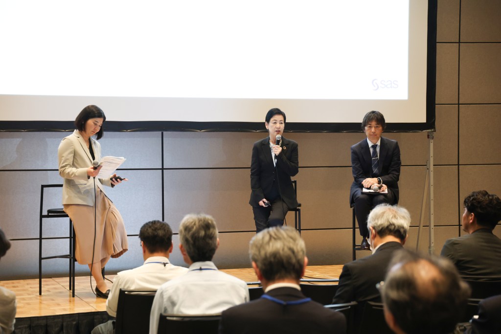 (左から)SAS Institute Japan株式会社 執行役員 データ&AI戦略推進事業本部長・嘉陽亜希子氏、国立大学法人茨城大学 監事/IPU環太平洋大学国際経済経営学部 客員教授・白田佳子氏、合同会社デロイト トーマツ パートナー・松本拓也氏